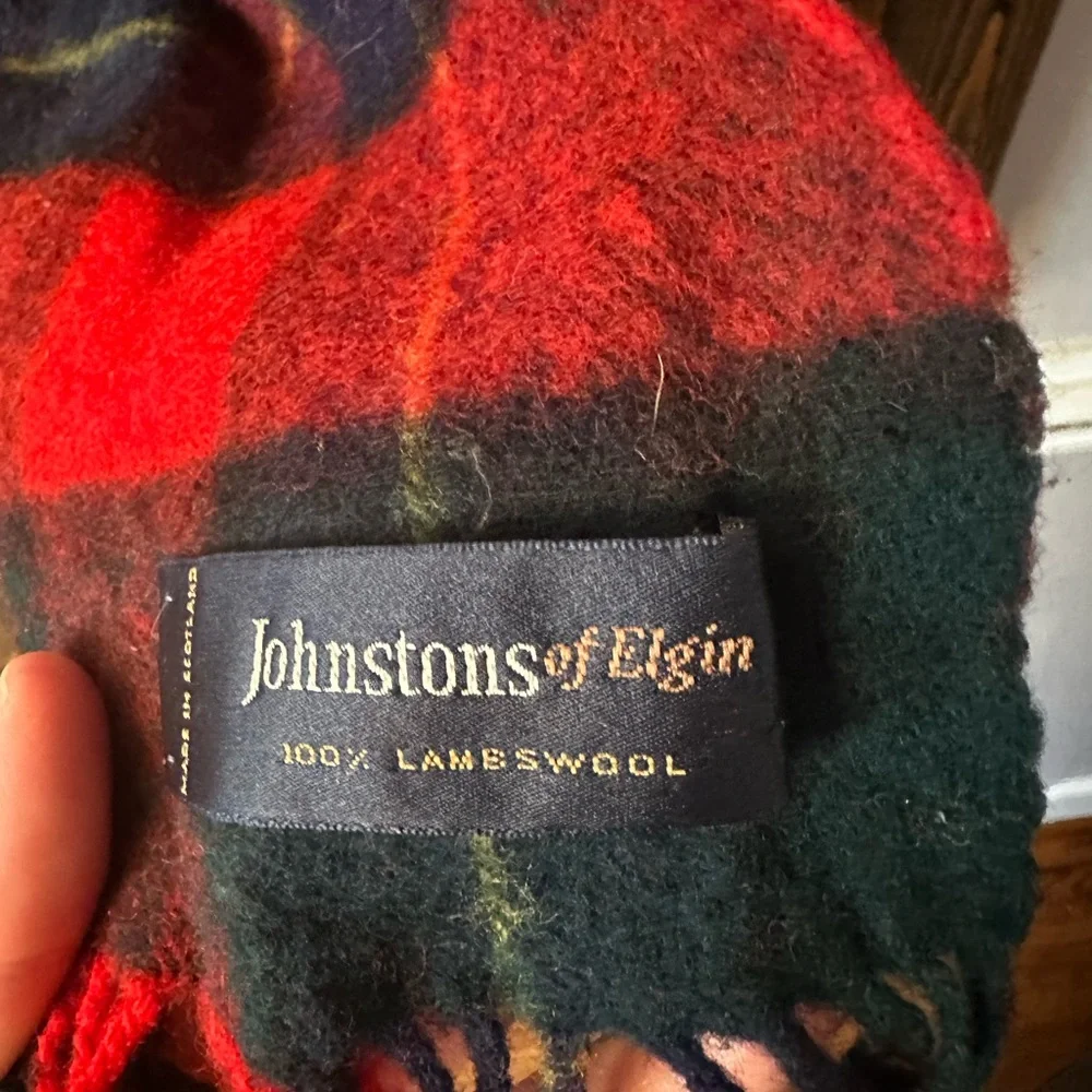 Classic plaid pattered wool scarf - Picture 3 of 3